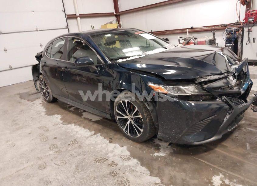 2020 Toyota Camry SE (VIN 4T1G11AK5LU988970) main photo