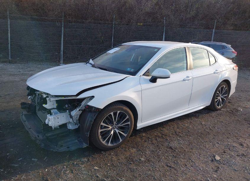 Photo 2 of 2020 Toyota Camry SE (VIN 4T1G11AK5LU995403)