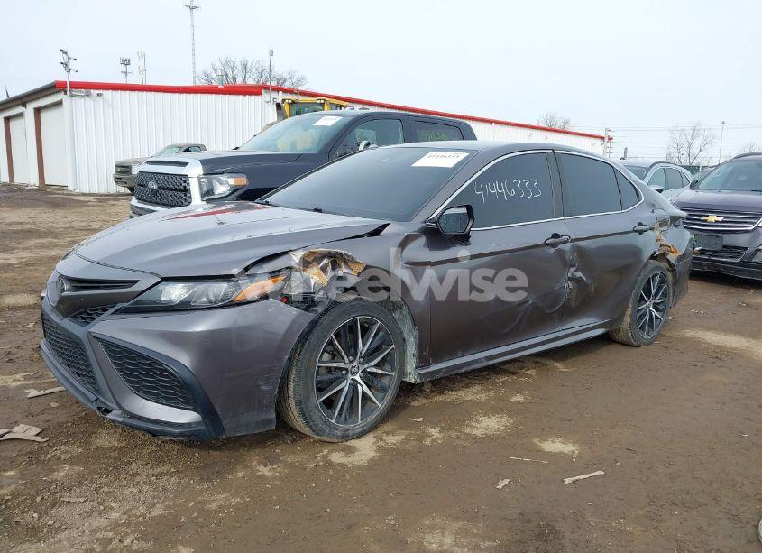 Photo 2 of 2021 Toyota Camry SE (VIN 4T1G11AK5MU414225)