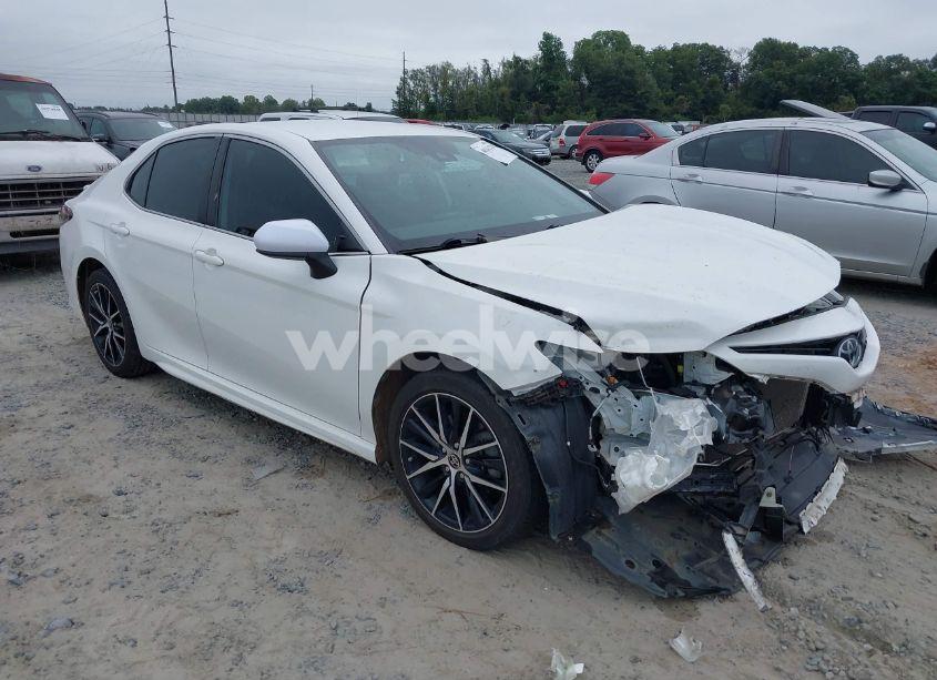 2021 Toyota Camry SE (VIN 4T1G11AK5MU463179) main photo