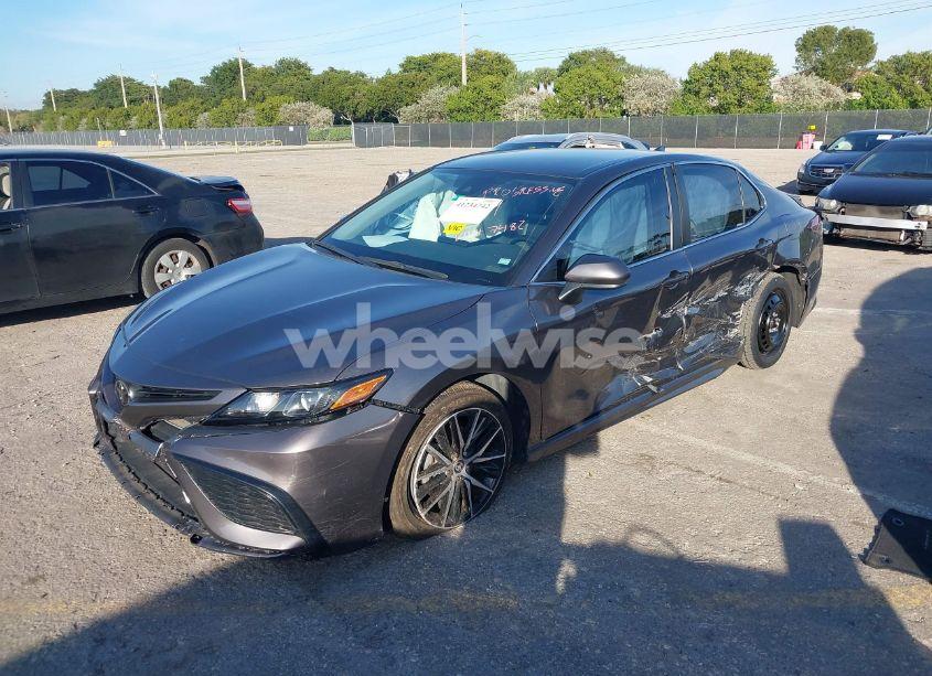 Photo 2 of 2021 Toyota Camry SE (VIN 4T1G11AK5MU487482)