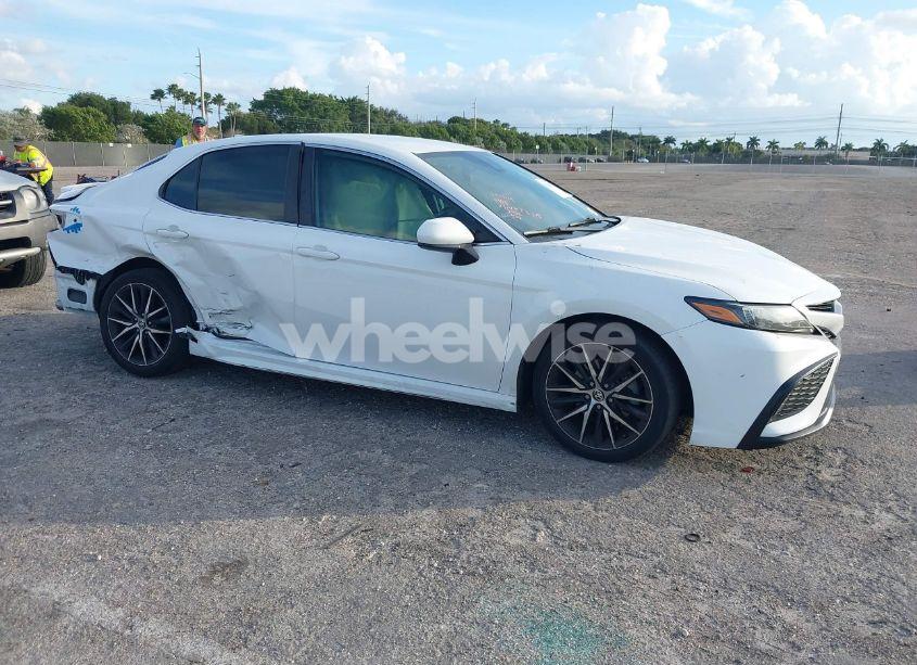 2021 Toyota Camry SE (VIN 4T1G11AK5MU552315) main photo