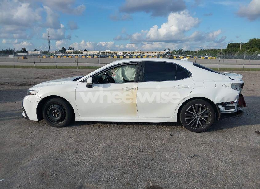 Photo 14 of 2021 Toyota Camry SE (VIN 4T1G11AK5MU552315)
