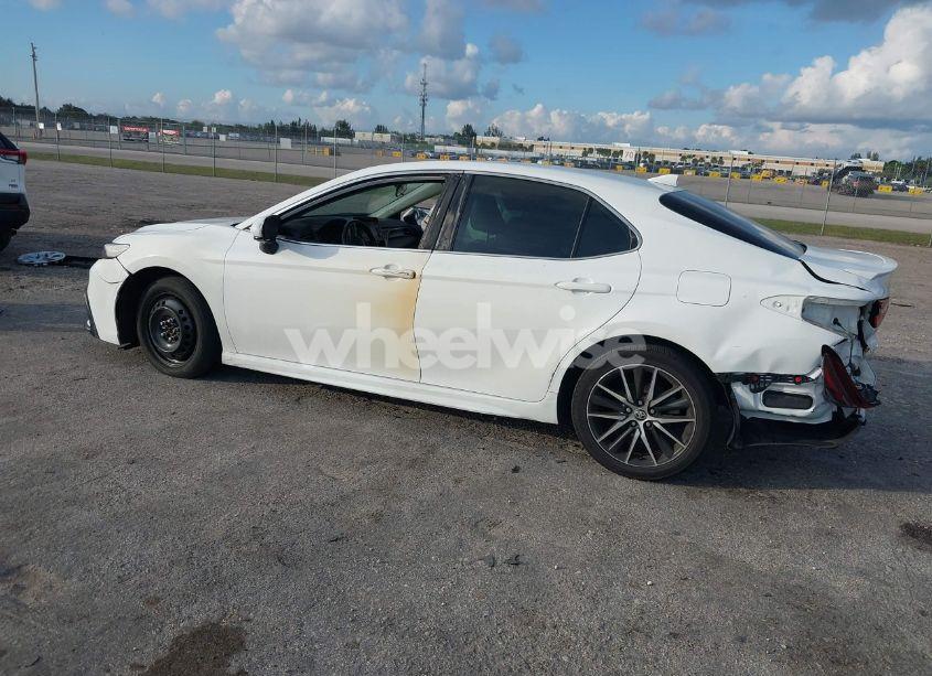 Photo 3 of 2021 Toyota Camry SE (VIN 4T1G11AK5MU552315)