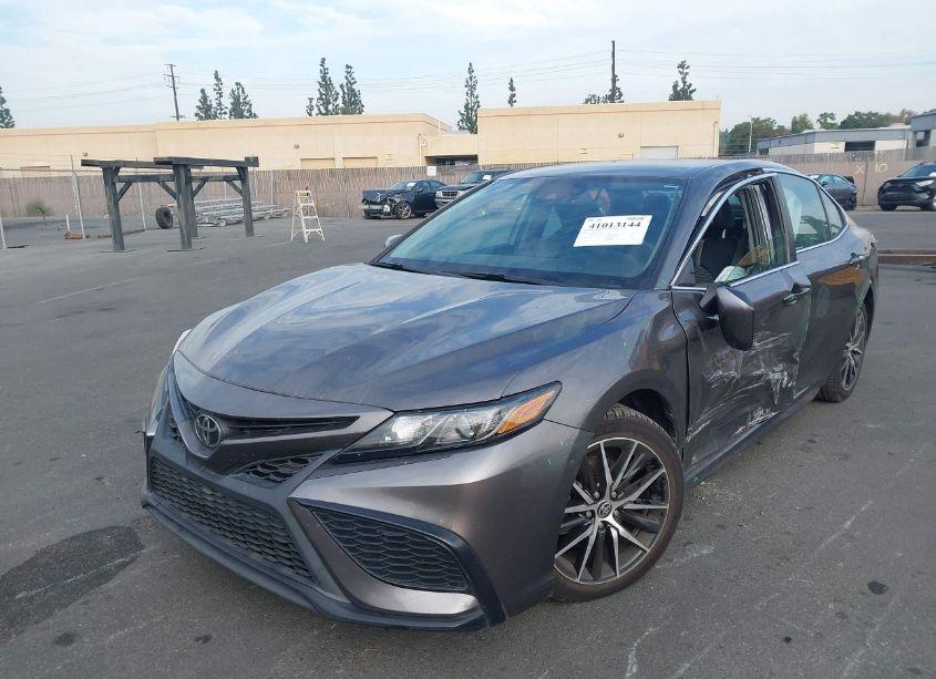 Photo 2 of 2021 Toyota Camry SE (VIN 4T1G11AK5MU552928)
