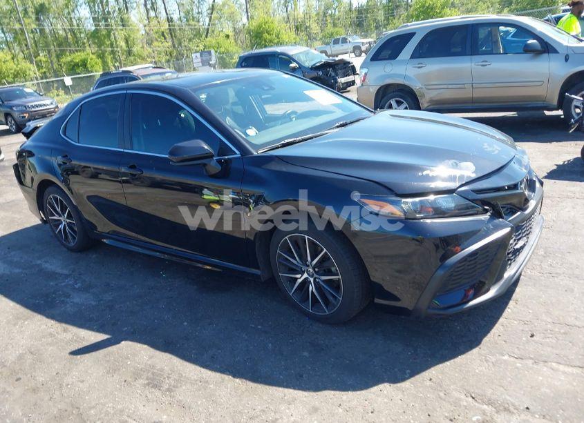 2021 Toyota Camry SE (VIN 4T1G11AK5MU561225) main photo