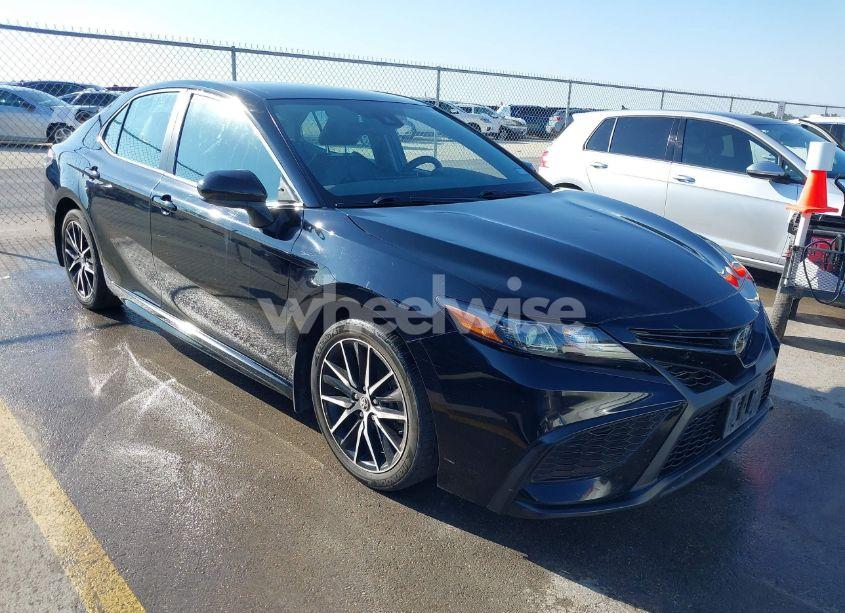 2021 Toyota Camry SE (VIN 4T1G11AK5MU607829) main photo