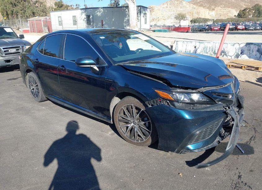 2021 Toyota Camry SE (VIN 4T1G11AK5MU611833) main photo