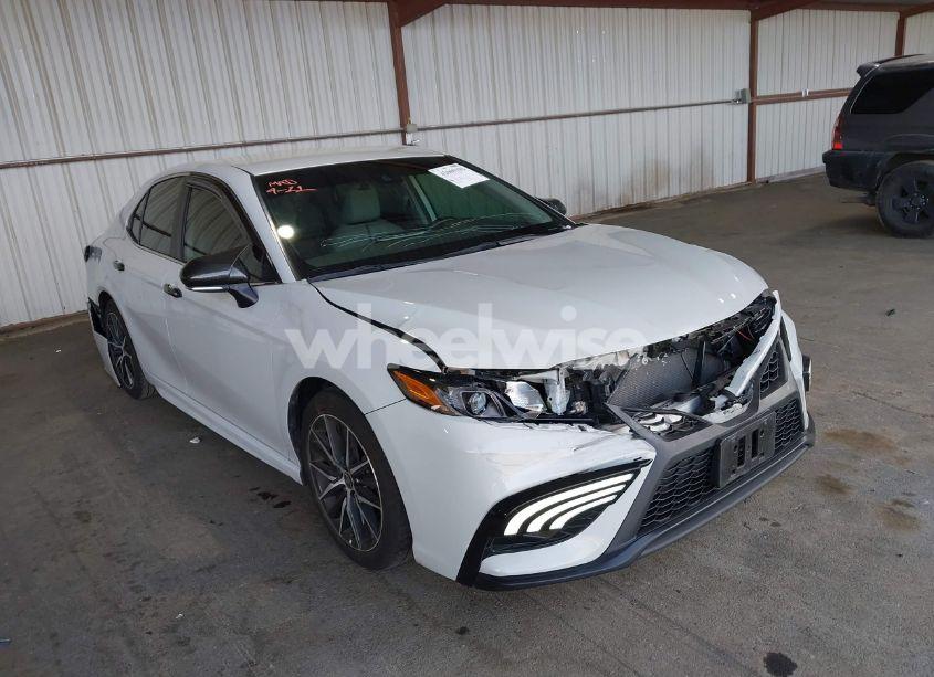 2022 Toyota Camry SE (VIN 4T1G11AK5NU019057) main photo