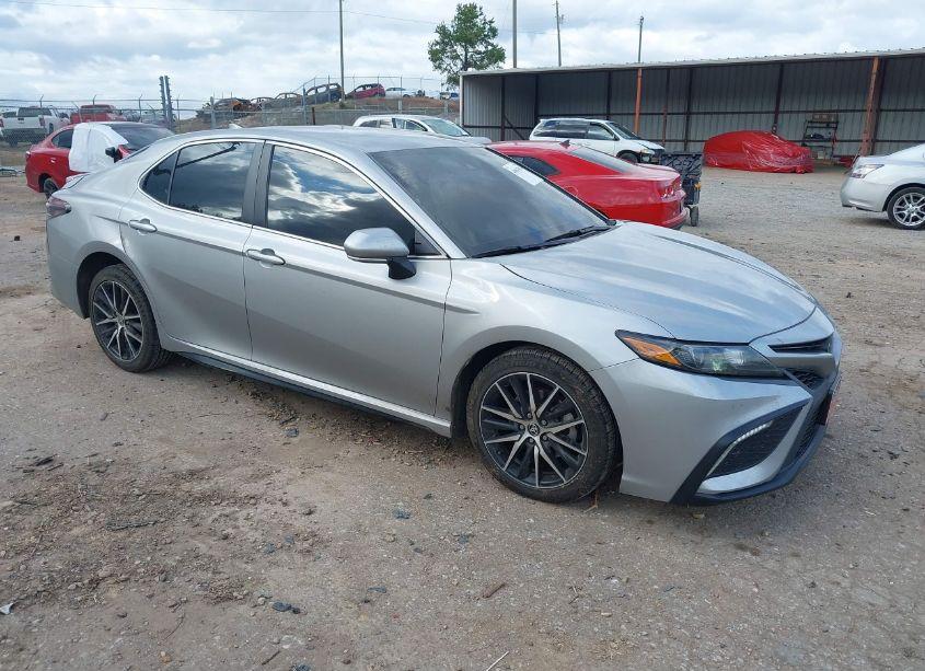 2022 Toyota Camry SE (VIN 4T1G11AK5NU030415) main photo