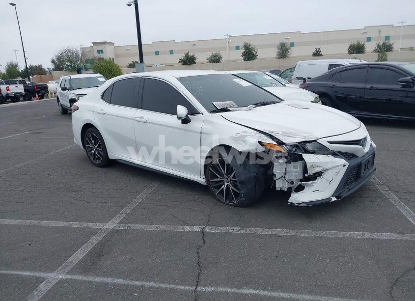 2022 Toyota Camry SE (VIN 4T1G11AK5NU053628) main photo