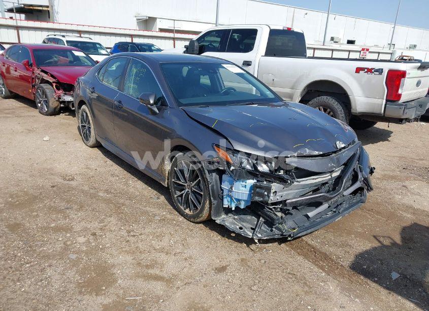 2022 Toyota Camry SE (VIN 4T1G11AK5NU070946) main photo