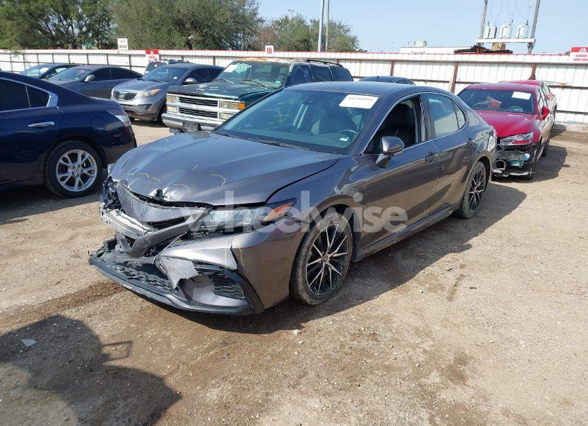 Photo 2 of 2022 Toyota Camry SE (VIN 4T1G11AK5NU070946)