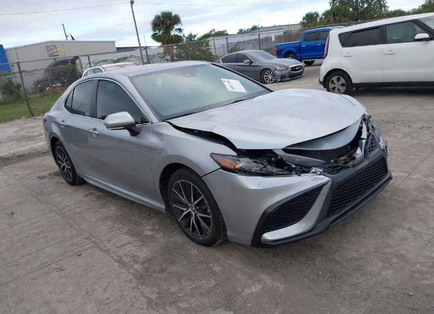 2022 Toyota Camry SE (VIN 4T1G11AK5NU635308) main photo