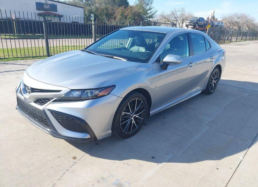 Photo 2 of 2022 Toyota Camry SE (VIN 4T1G11AK5NU643411)