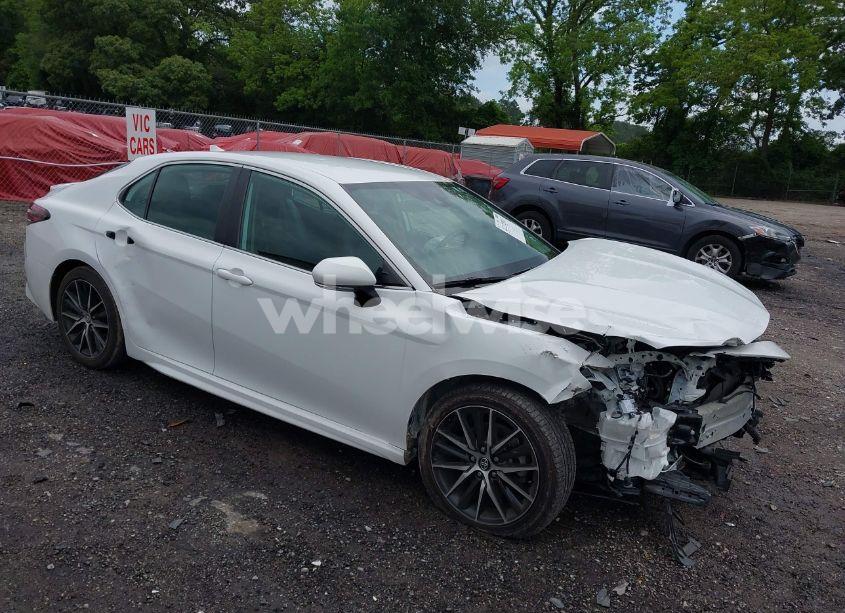 2022 Toyota Camry SE (VIN 4T1G11AK5NU672603) main photo