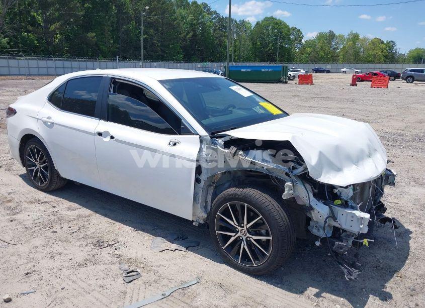 2022 Toyota Camry SE (VIN 4T1G11AK5NU683598) main photo