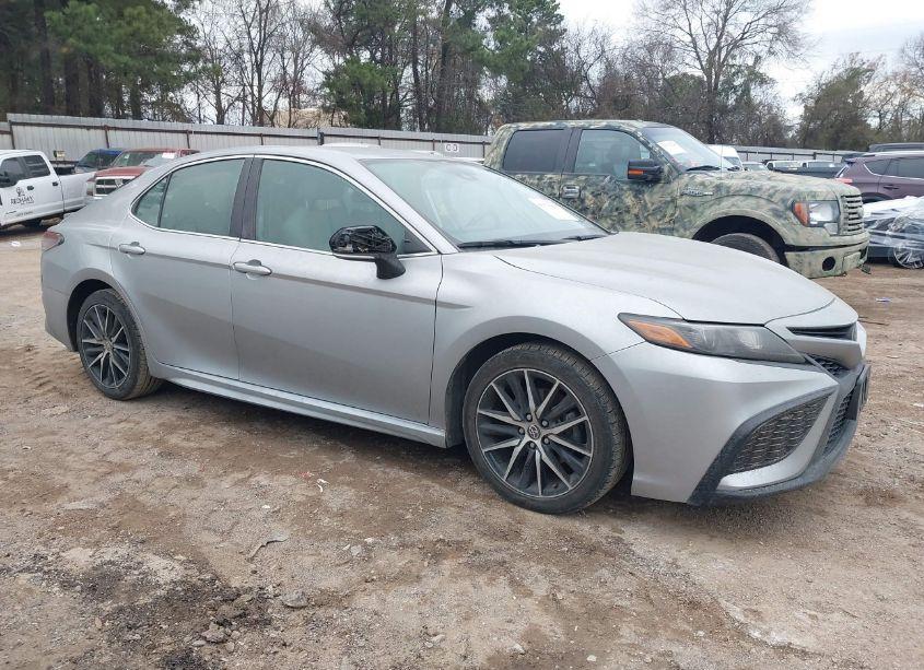 2022 Toyota Camry SE (VIN 4T1G11AK5NU716745) main photo