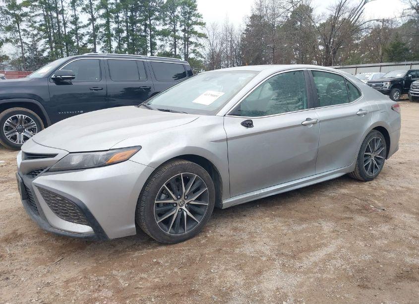 Photo 2 of 2022 Toyota Camry SE (VIN 4T1G11AK5NU716745)