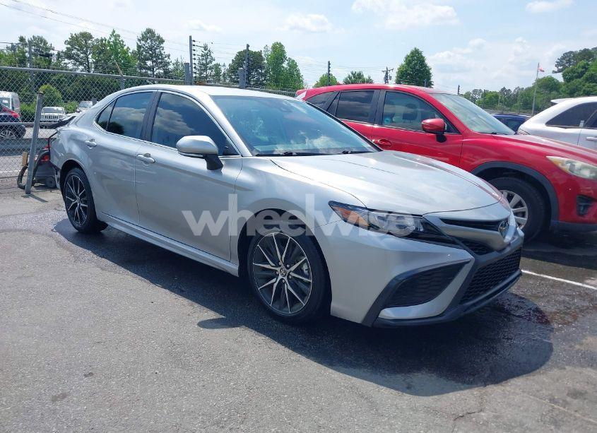 2024 Toyota Camry SE (VIN 4T1G11AK5RU213531) main photo