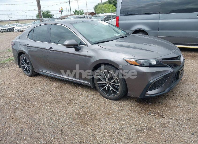 2024 Toyota Camry SE (VIN 4T1G11AK5RU882740) main photo