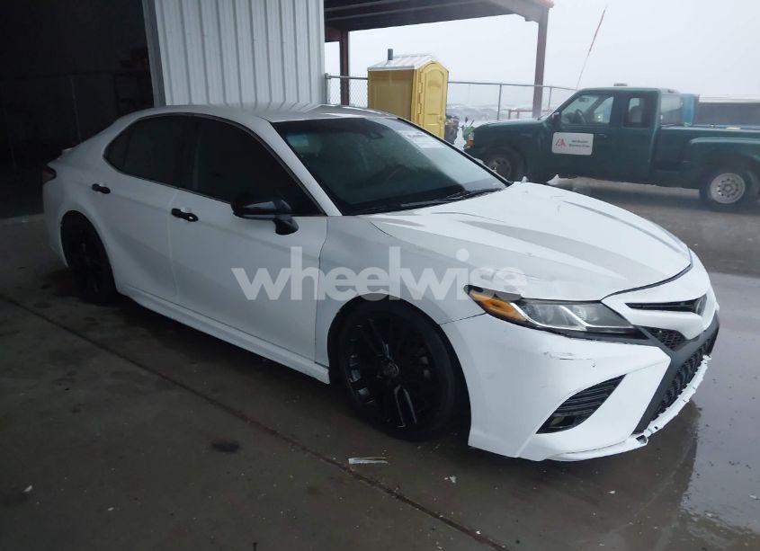 2020 Toyota Camry SE (VIN 4T1G11AK6LU310745) main photo