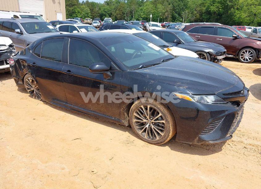 2020 Toyota Camry SE (VIN 4T1G11AK6LU328856) main photo