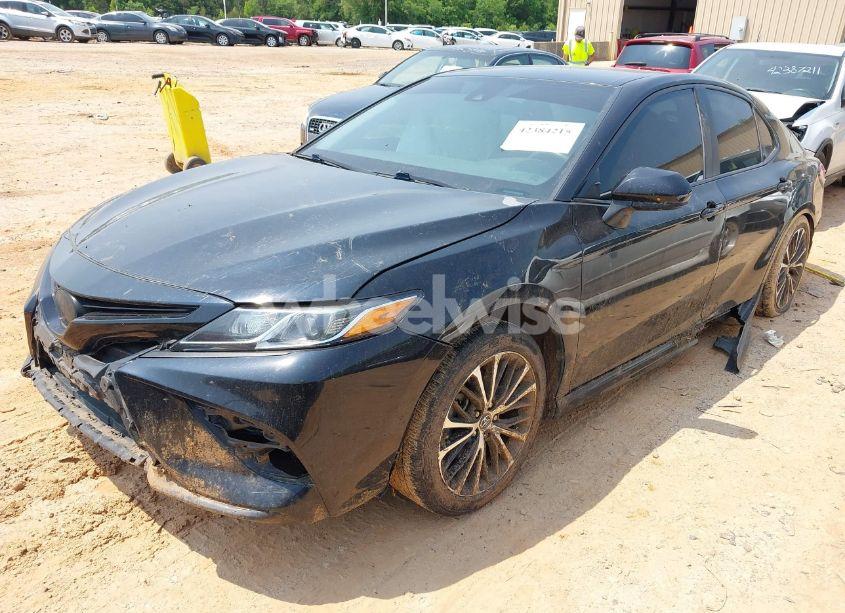 Photo 2 of 2020 Toyota Camry SE (VIN 4T1G11AK6LU328856)