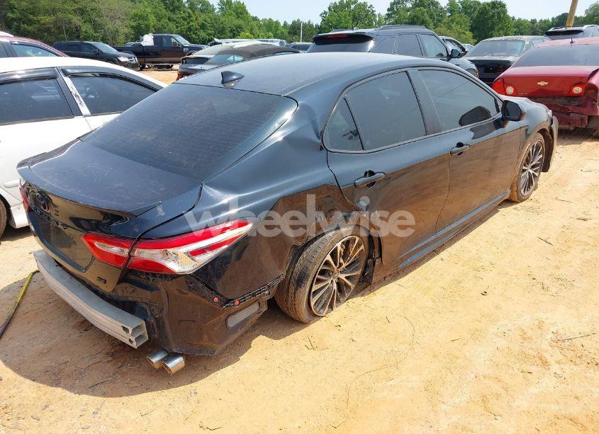 Photo 4 of 2020 Toyota Camry SE (VIN 4T1G11AK6LU328856)