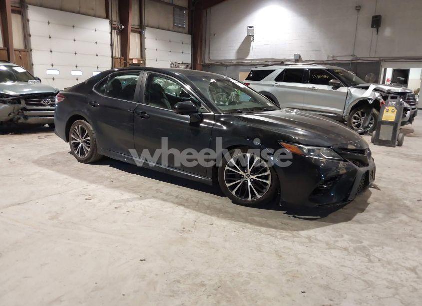 2020 Toyota Camry SE (VIN 4T1G11AK6LU361484) main photo