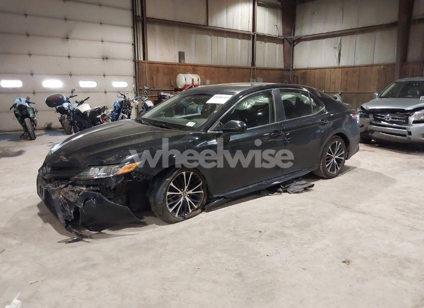 Photo 2 of 2020 Toyota Camry SE (VIN 4T1G11AK6LU361484)