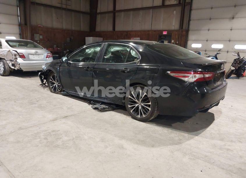 Photo 3 of 2020 Toyota Camry SE (VIN 4T1G11AK6LU361484)