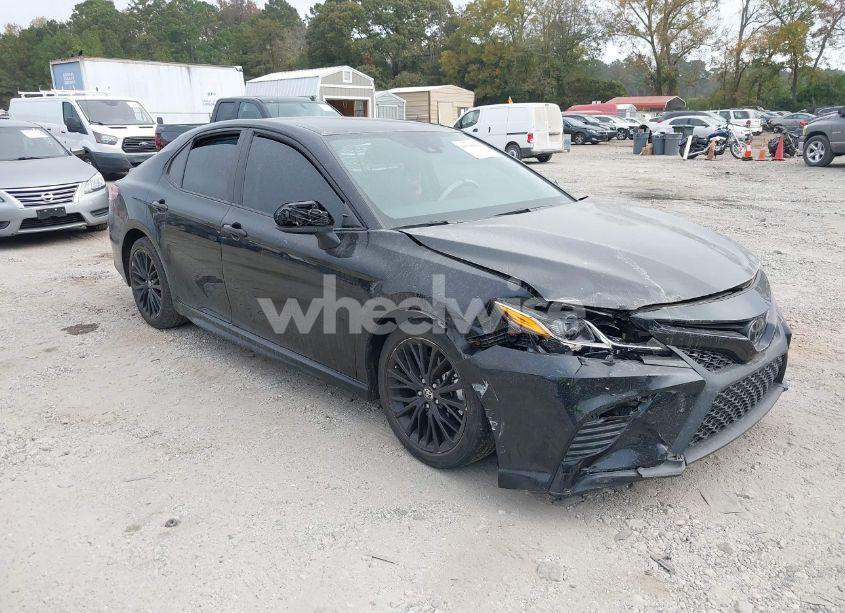 2020 Toyota Camry SE NIGHTSHADE EDITION (VIN 4T1G11AK6LU401398) main photo