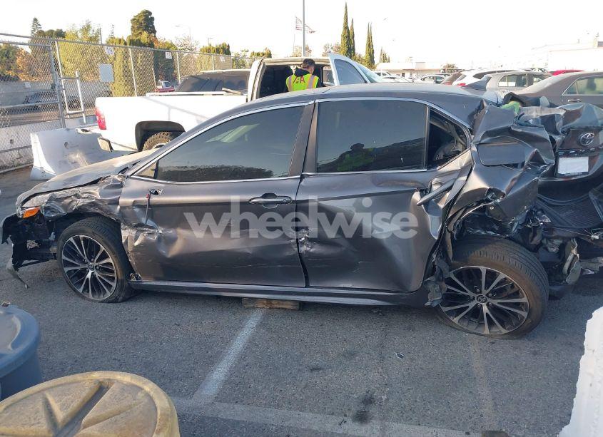 Photo 14 of 2020 Toyota Camry SE (VIN 4T1G11AK6LU503218)