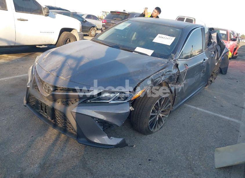 Photo 2 of 2020 Toyota Camry SE (VIN 4T1G11AK6LU503218)