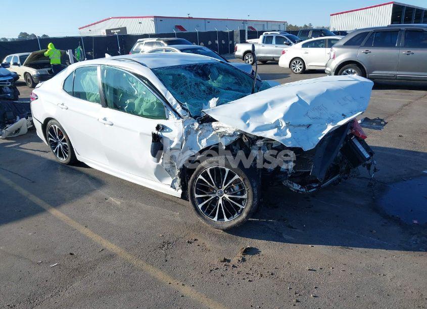 2020 Toyota Camry SE (VIN 4T1G11AK6LU864044) main photo