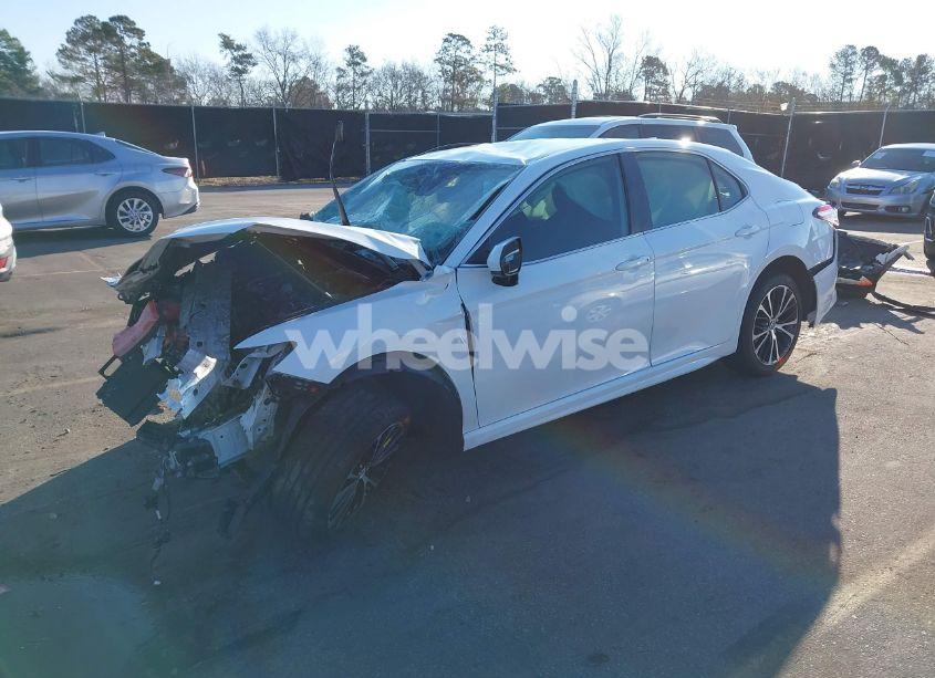 Photo 2 of 2020 Toyota Camry SE (VIN 4T1G11AK6LU864044)