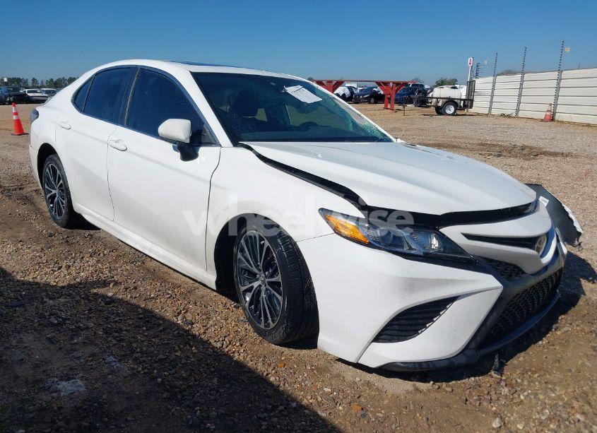 2020 Toyota Camry SE (VIN 4T1G11AK6LU886903) main photo