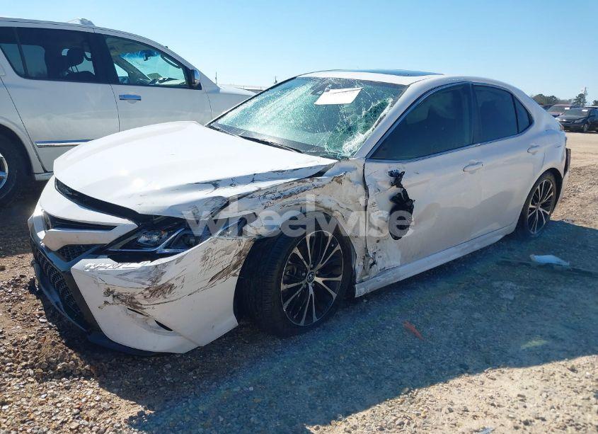Photo 2 of 2020 Toyota Camry SE (VIN 4T1G11AK6LU886903)