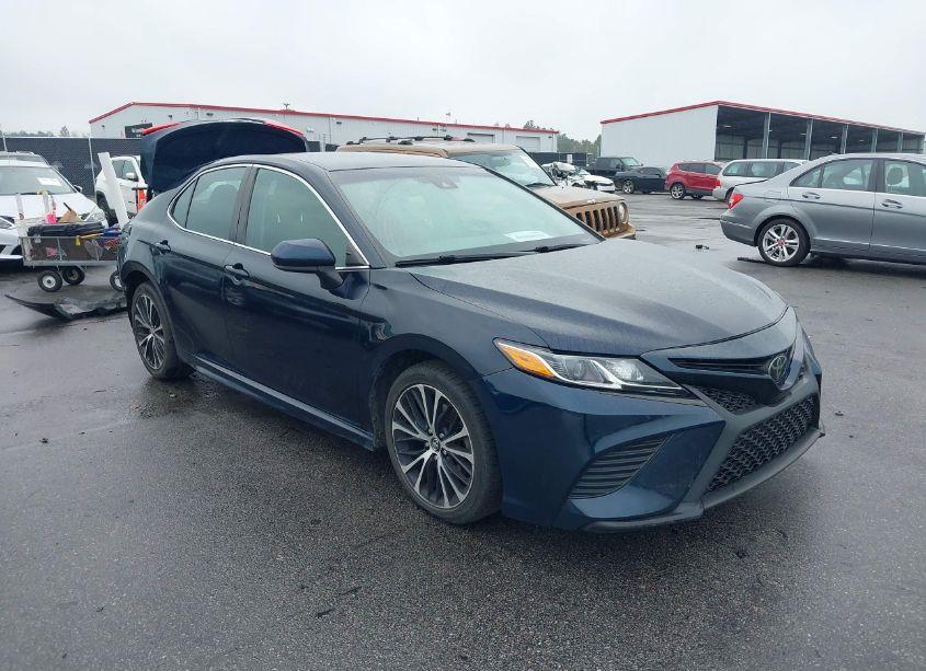 2020 Toyota Camry SE (VIN 4T1G11AK6LU911525) main photo