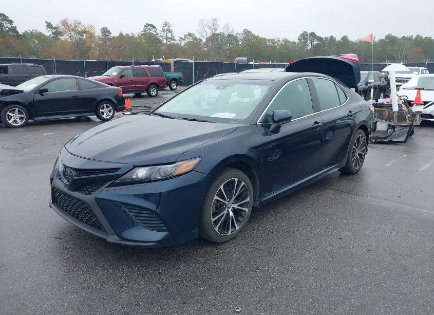 Photo 2 of 2020 Toyota Camry SE (VIN 4T1G11AK6LU911525)