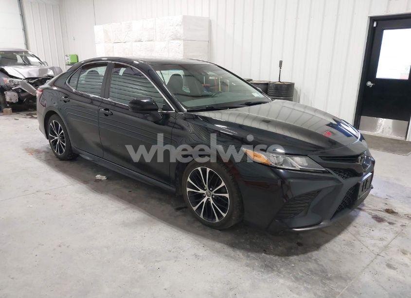 2020 Toyota Camry SE/SE NIGHT SHADE (VIN 4T1G11AK6LU916580) main photo