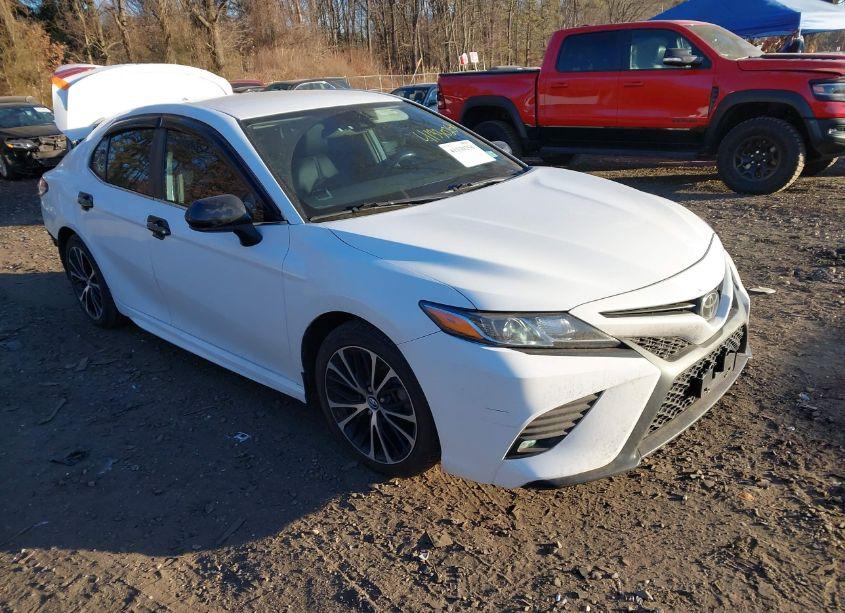2020 Toyota Camry SE (VIN 4T1G11AK6LU921486) main photo
