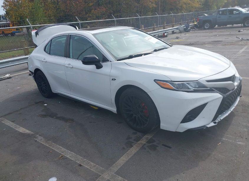 2020 Toyota Camry SE (VIN 4T1G11AK6LU932472) main photo