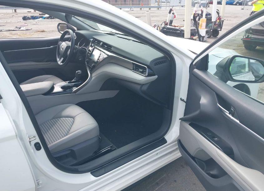 Photo 5 of 2020 Toyota Camry SE (VIN 4T1G11AK6LU932472)