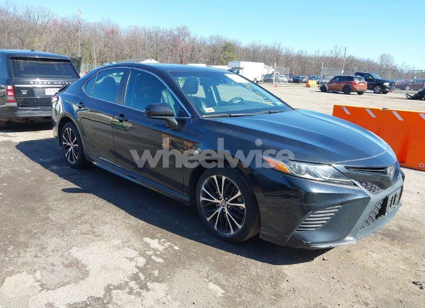 2020 Toyota Camry SE (VIN 4T1G11AK6LU953953) main photo