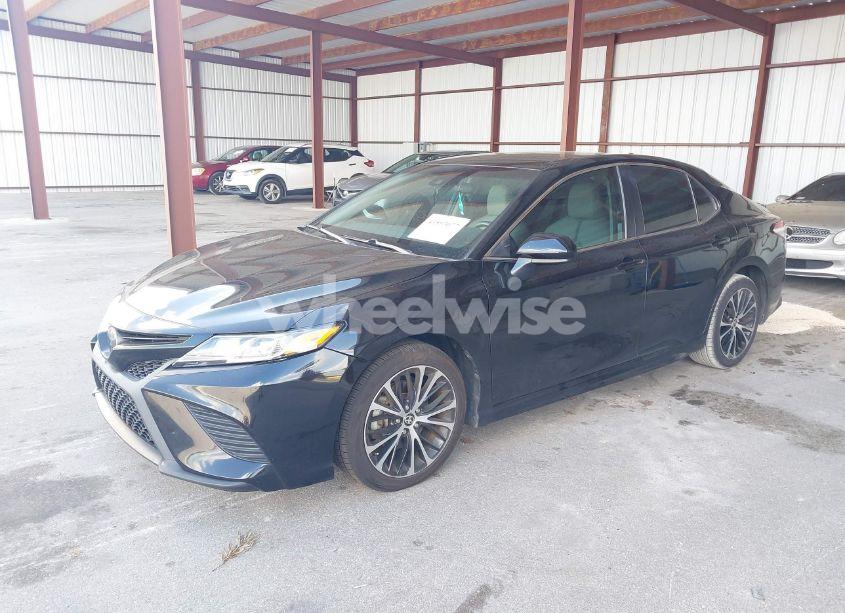 Photo 2 of 2020 Toyota Camry SE (VIN 4T1G11AK6LU982465)