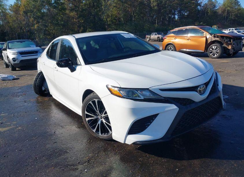 2020 Toyota Camry SE (VIN 4T1G11AK6LU987990) main photo