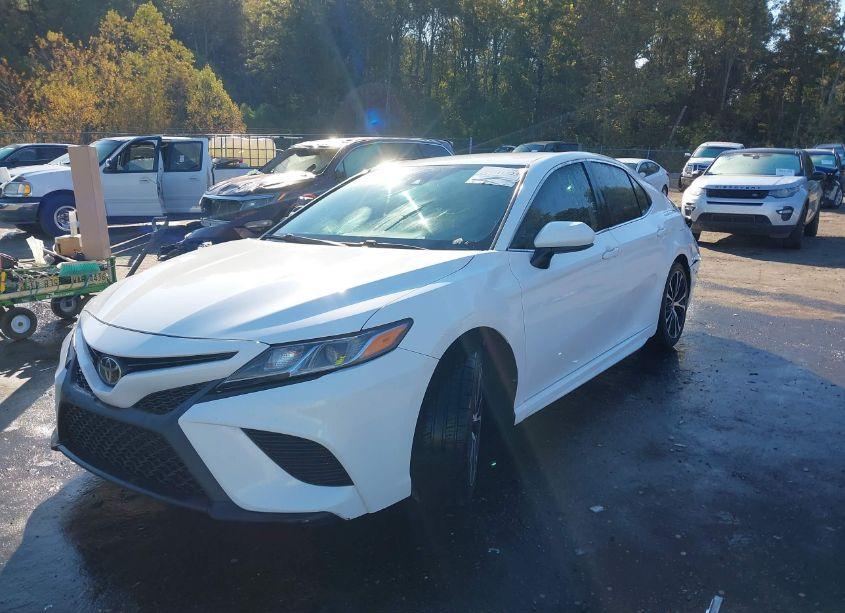 Photo 2 of 2020 Toyota Camry SE (VIN 4T1G11AK6LU987990)
