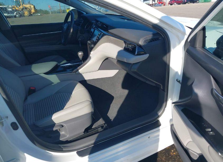 Photo 5 of 2020 Toyota Camry SE (VIN 4T1G11AK6LU987990)